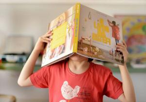 Mãe e filho criam mundos de papelão