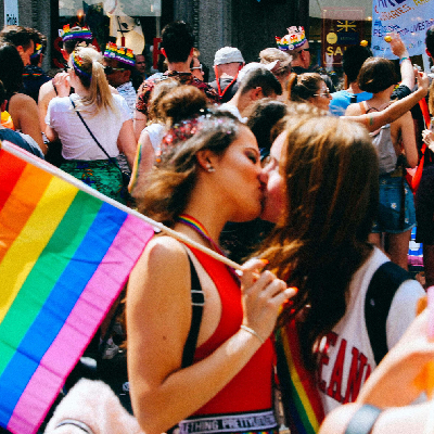 Dez romances LGBTQIAP+ para ler no Mês do Orgulho